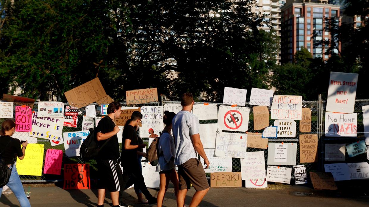 Valla con carteles contra movimientos supremacistas blancos en Bostón