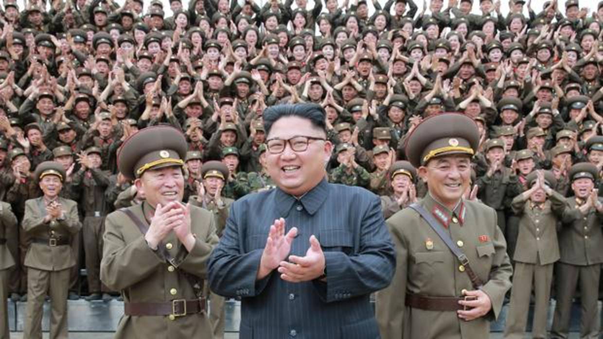 El líder norcoreano Kim Jong Un durante una visita a instalaciones militares