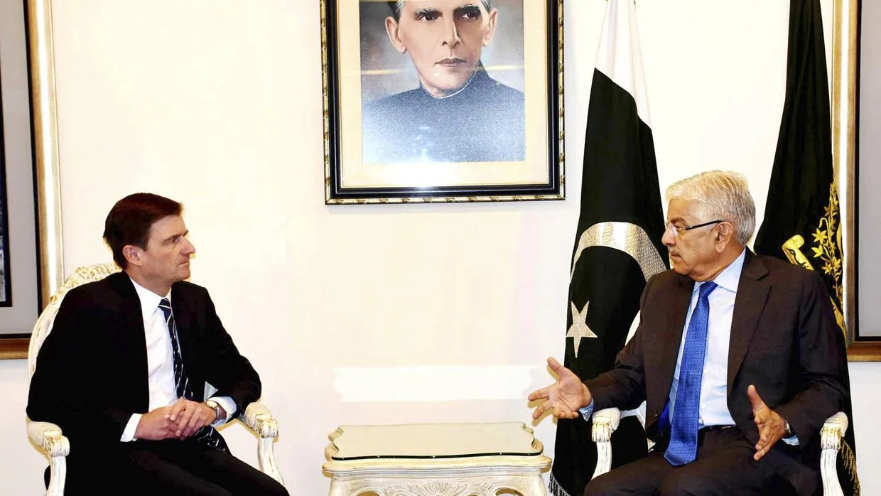 El ministro de Exteriores de Pakistán, Khawaja Asif (dcha), durante la reunión mantenida con el embajador estadounidense en Islamabad, David Hale, en Islamabad, Pakistán, el 22 de agosto del 2017