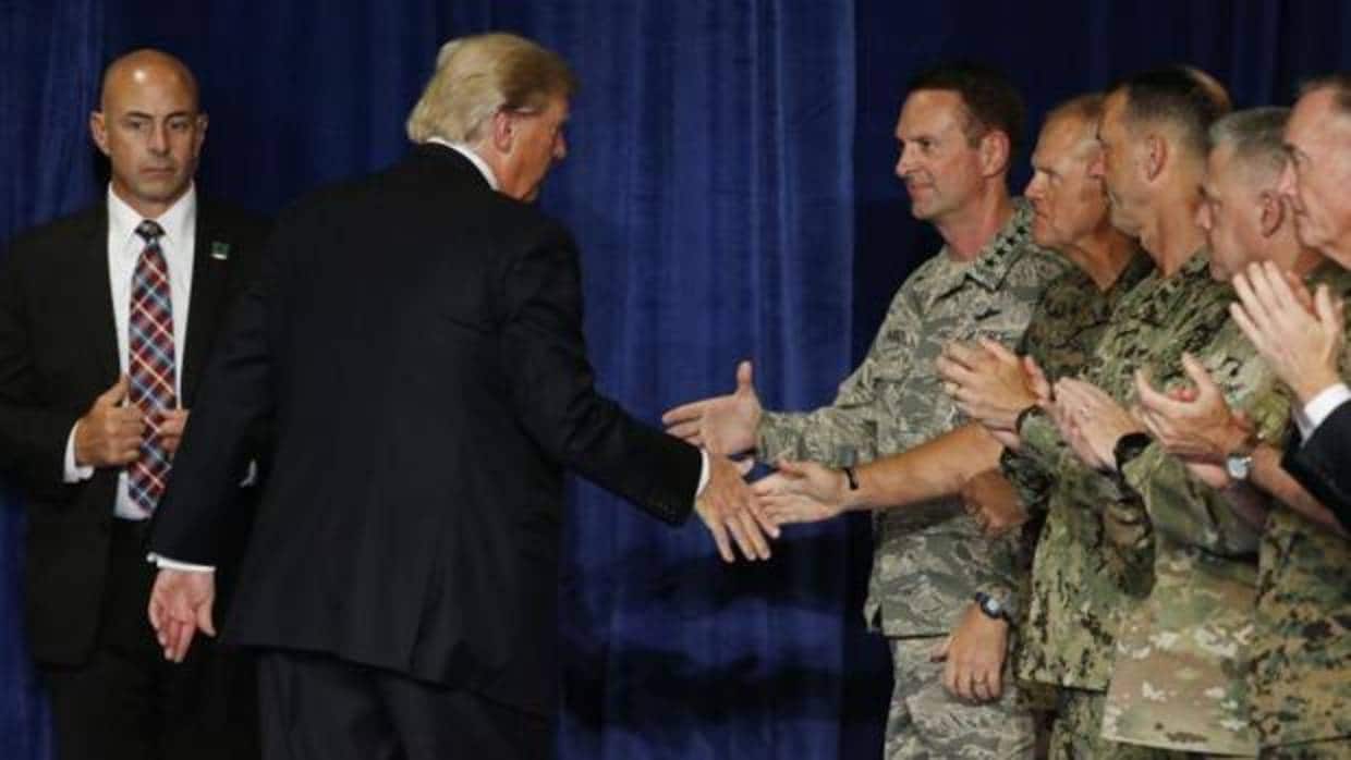 Trump saluda a soldados americanos durante el acto en el que ha anunciado la nueva estrategia en Afganistán