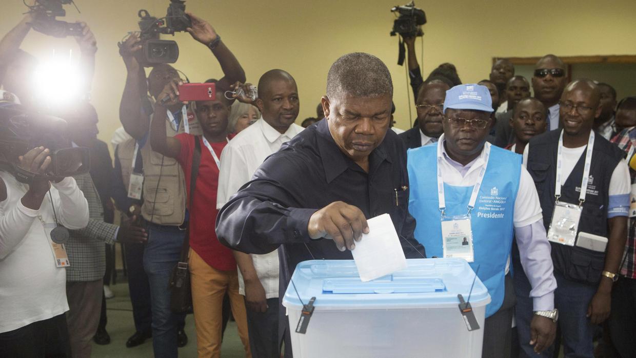 Joao Lourenço, quien se espera que sustituya a Dos Santos, depositanto su voto