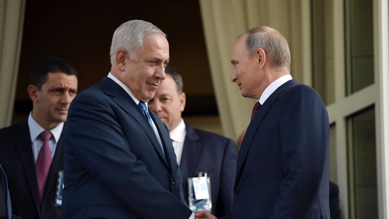 El primer ministro de Israel, Benjamin Netanyahu saluda al presidente de Rusia, Vladimir Putin