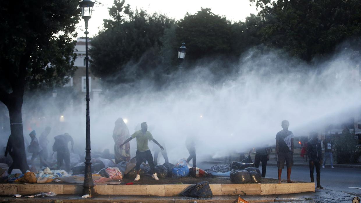 El desalojo de la Plaza Independencia se ha producido con mangueras de agua
