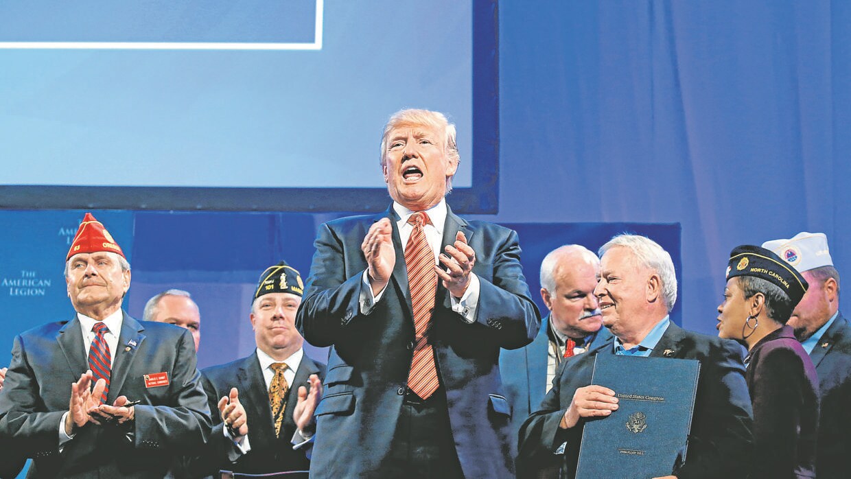 Trump junto a un grupo de veteranos