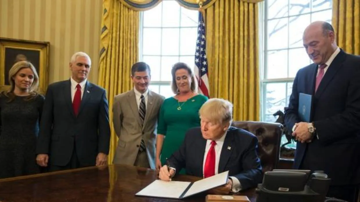 Gary Cohn, a la derecha de Trump en el despacho Oval