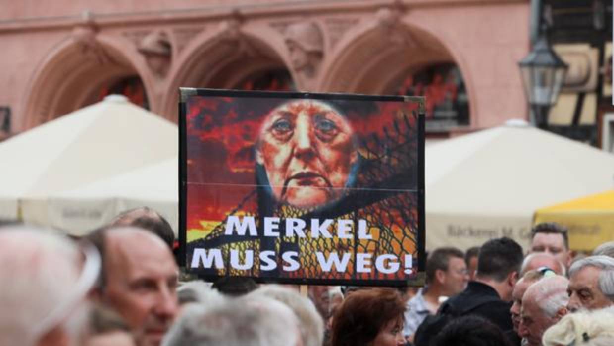 Una pancarta contra la canciller en la que se puede leer «Merkel debe irse»