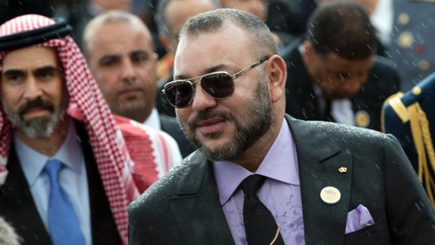 ¿Quiere Mohamed VI de Marruecos acabar con la tradición del besamanos?