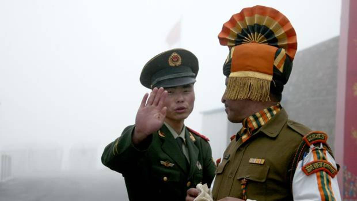 Un soldado chino y otro indio en Doklam, una zona que hace de frontera entre sus países y que es fuente de disputas