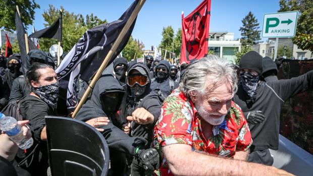 Radicales de izquierdas atacan a los supremacistas en Berkeley