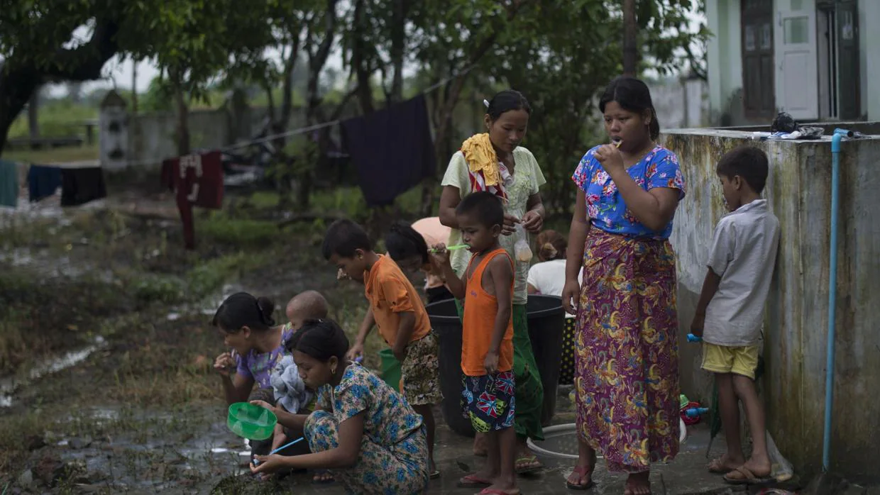 Un grupo de refugiados rogingyas tras cruzar la frontera con Bangladesh