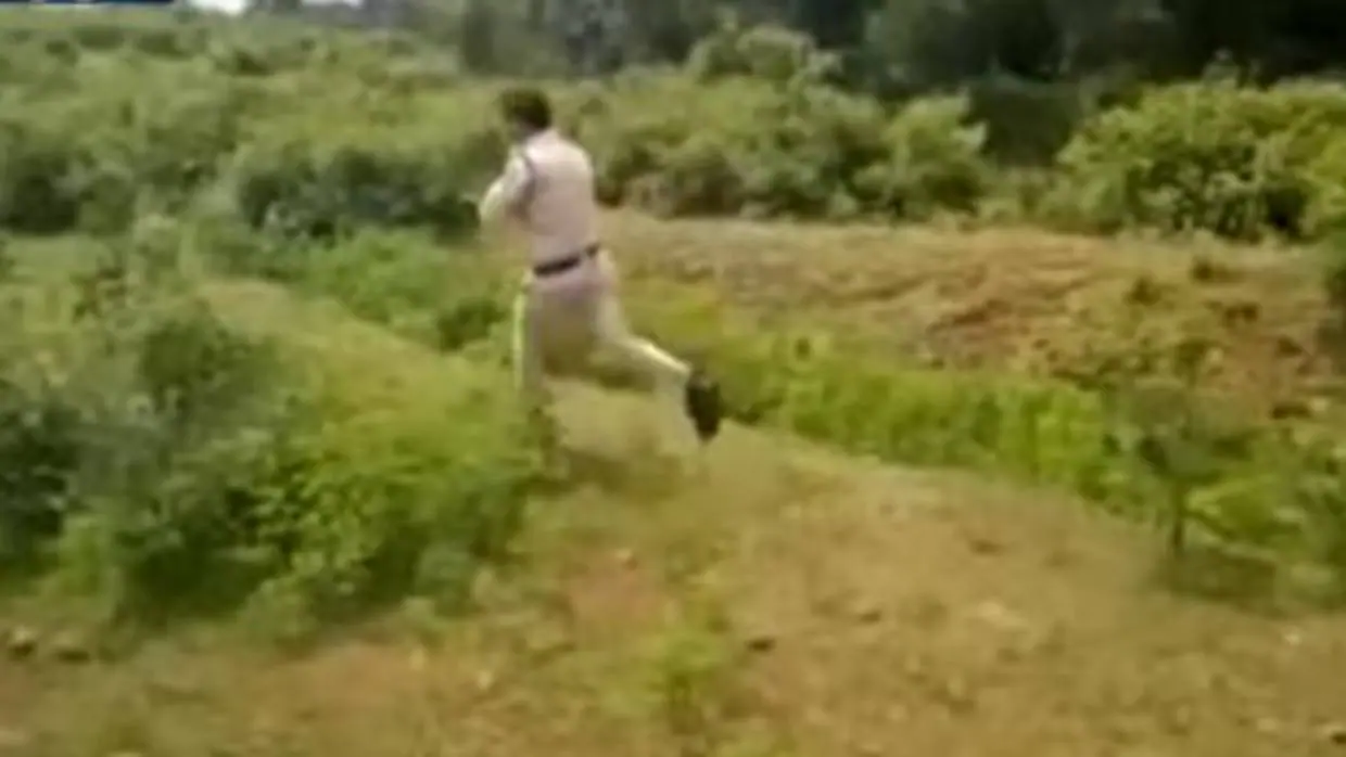 Fotograma del vídeo publicado en YouTube en que un policía indio recorre un kilómetro con una bomba activa
