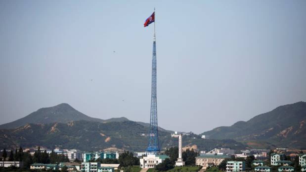 Una bandera ondea sobre una torre en el pueblo de Gijungdong, en Corea del Norte