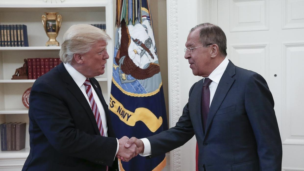 Donald Trump junto al ministro de Exteriores ruso, Serguei Lavrov, durante la reunión que mantuvieron el pasado mayo