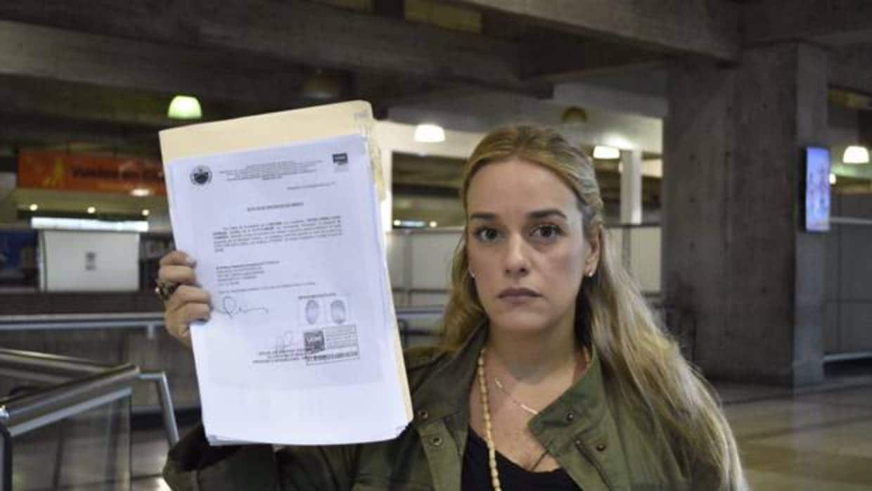 Lilian Tintori muestra el documento que le prohíbe salir de Venezuela