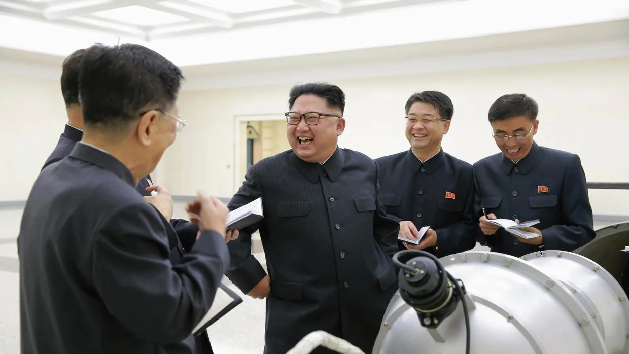 El dictador norcoreana posa junto a una bomba de hidrógeno