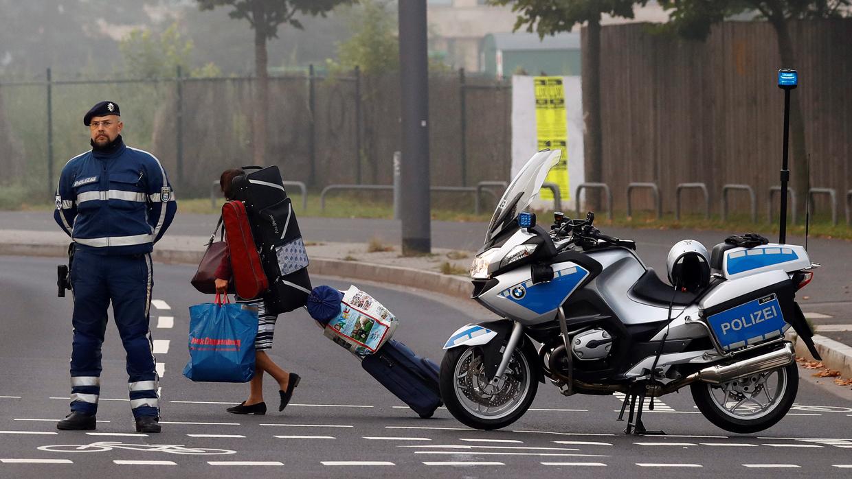 Una mujer carga con sus pertenencias durante la evacuación de ayer en Frankfurt