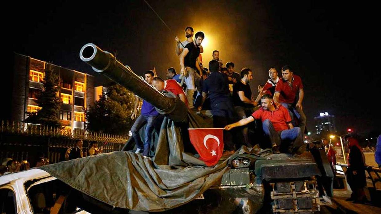 Un grupo de ciudadanos turcos tras el fracaso delgolpe de estado del 15 de julio de 2016