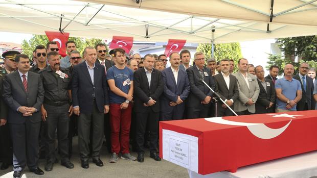 Cazas turcos matan a ocho supuestos miembros del PKK en el norte de Irak