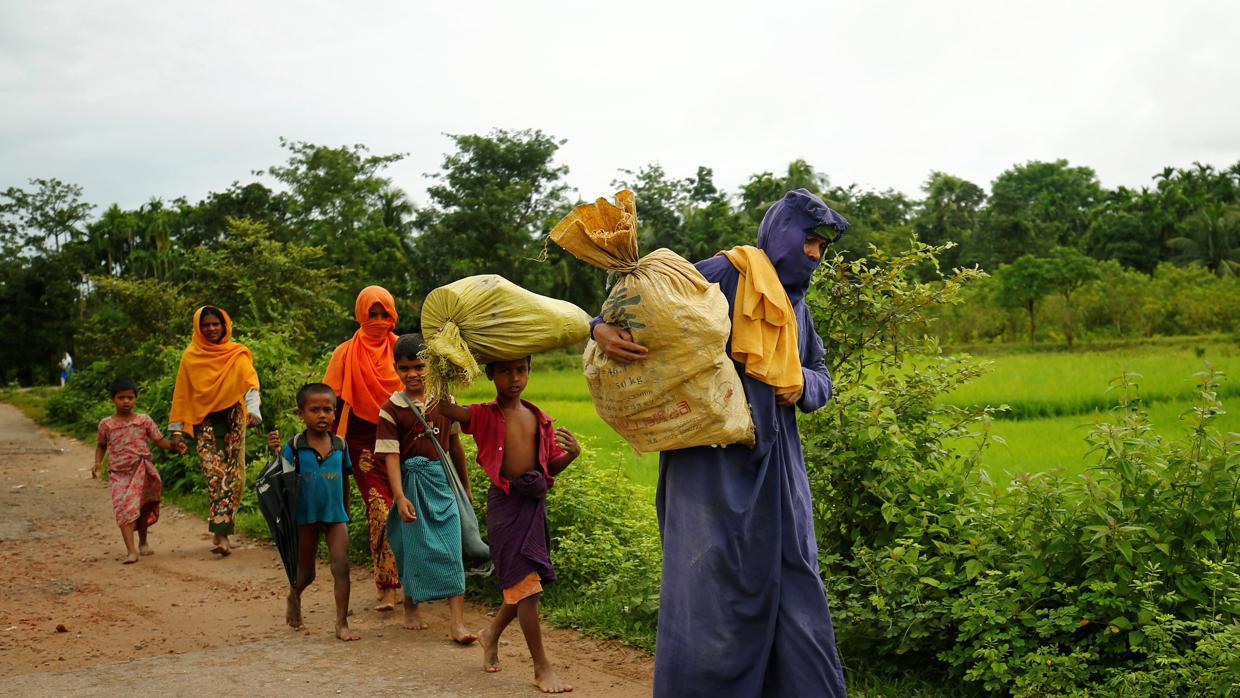 Una familia rohingya huye de Birmania rumbo a Bangladesh