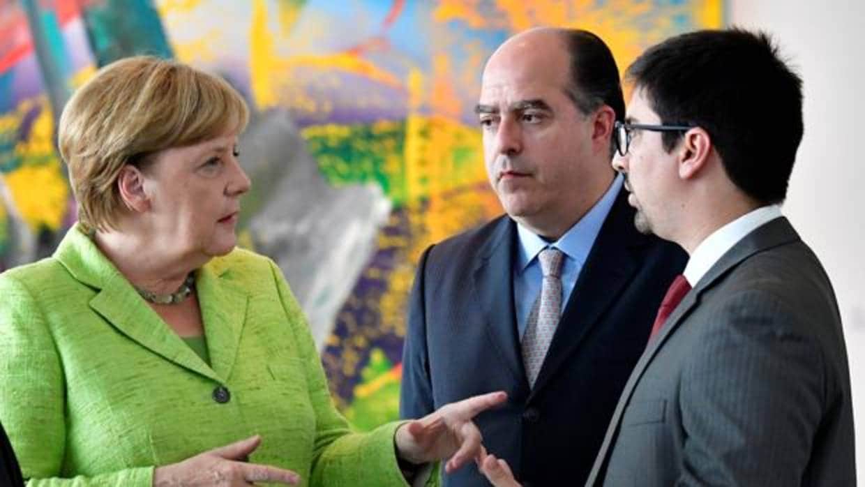 Angela Merkel conversa con Julio Borges y Freddy Guevara hoy en Berlin