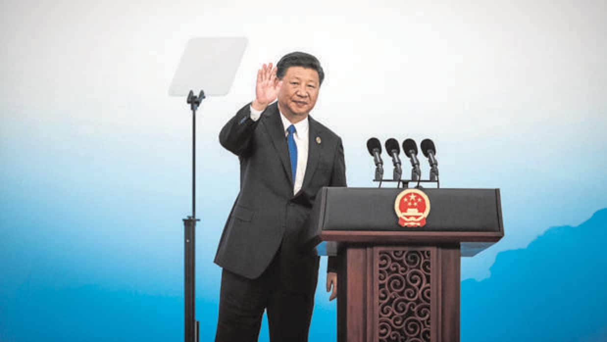 El presidente chino, Xi Jinping, se despide de los periodistas tras ofrecer una rueda de prensa
