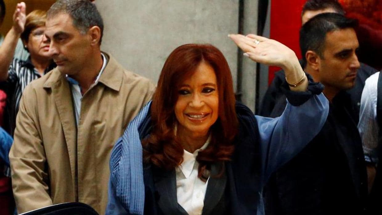 La expresidenta Cristina Fernández saluda a sus simpatizantes cuando se dirige a un tribunal a declarar, en Buenos Aires