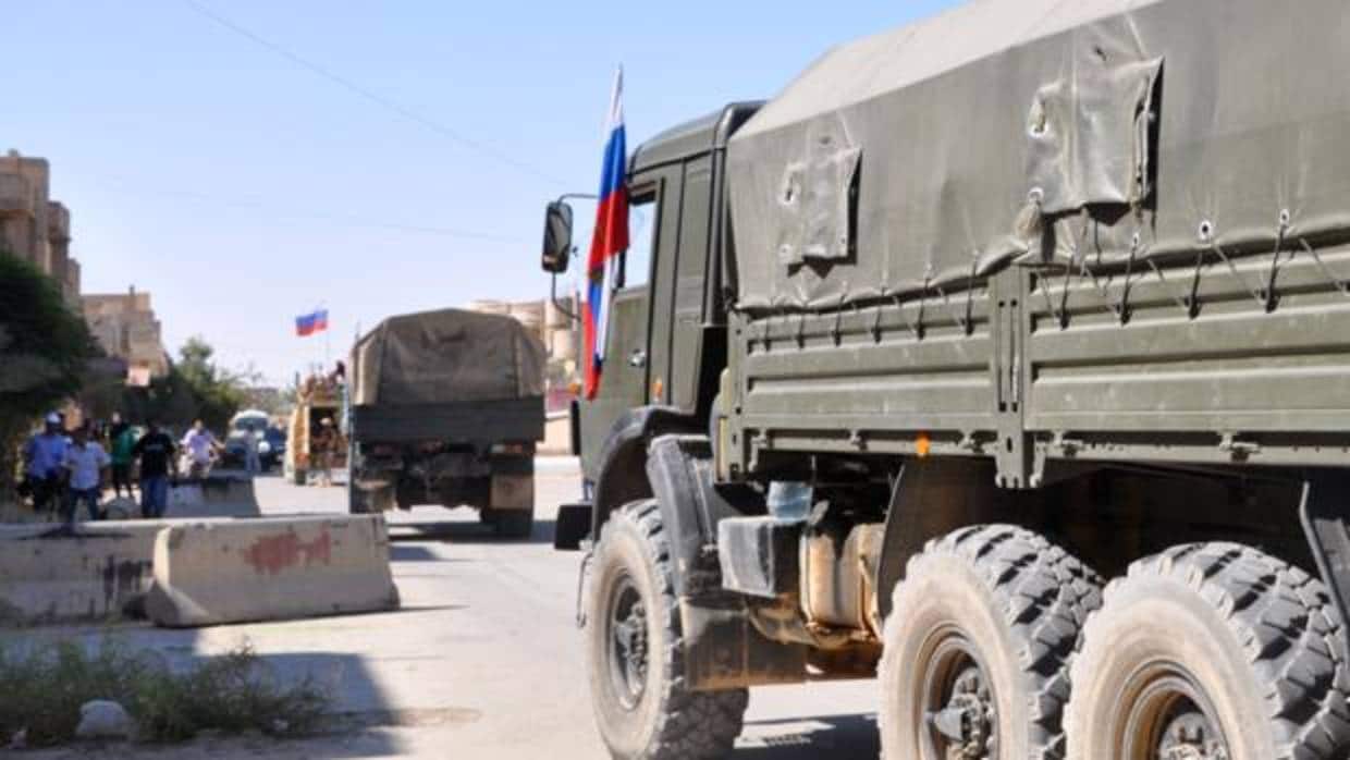 Vehículos militares rusos llevan ayuda a zonas del norte de la ciudad siria de Deir Ezzor