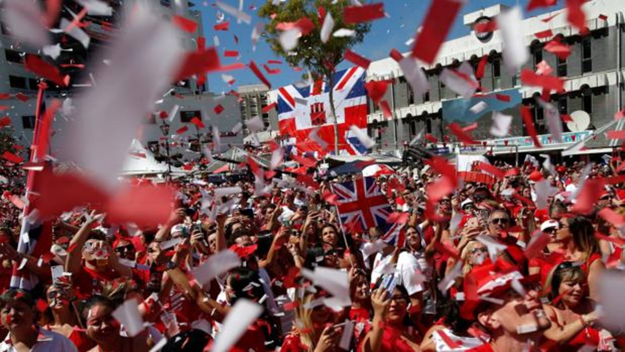 Los vecinos de Gibraltar salen a la calle para celebrar su Día Nacional