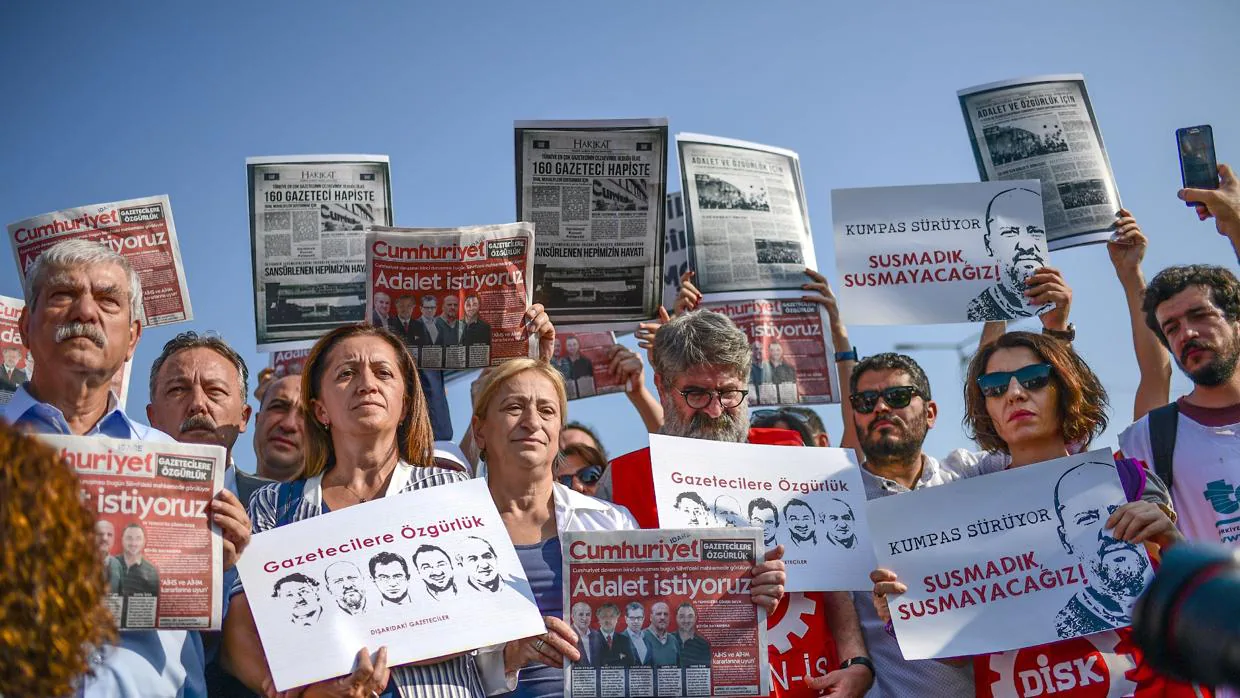 Manifestantes durante la segunda sesión del juicio contra miembros del diario opositor Cumhuriyet