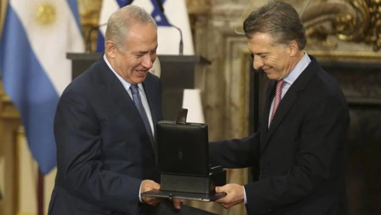 El presidente de Argentina, Mauricio Macri (d), entrega un obsequio al primer ministro de Israel, Benjamín Netanyahu (i), en la Casa Rosada en Buenos Aires, Argentina.