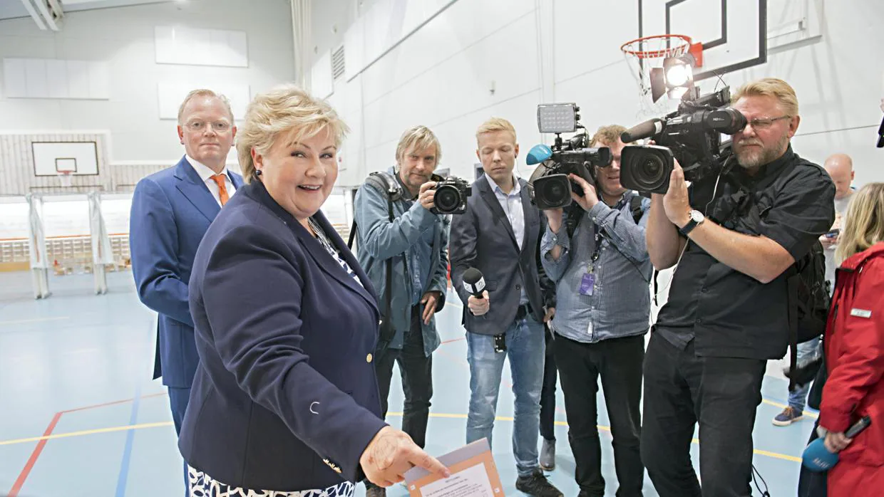 Erna Solberg, reelegida primera ministra, eherciendo su derecho al voto