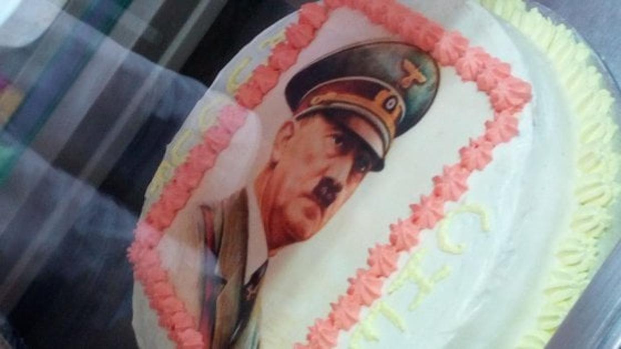 La tarta con el retrato de Adolf Hitler en el escaparate de una pastelería en Potenza