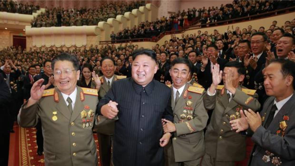 El dictador norcoreano, Kim Jong-un, rodeado de sus oficiales