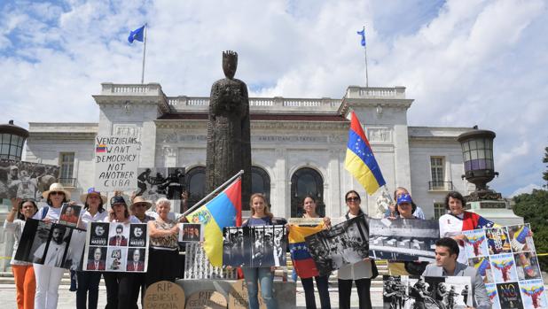 Ex altos mandos venezolanos alertan de la sumisión civil al poder militar