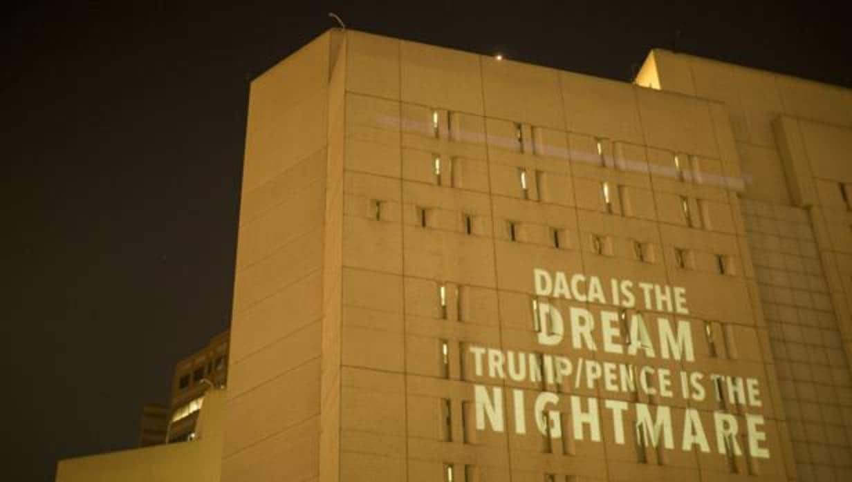 Un grupo de activistas antiTrump proyectaron este mensaje en un edificio de Los Ángeles: «DACA es el sueño, Trump/Pence son la pesadilla»