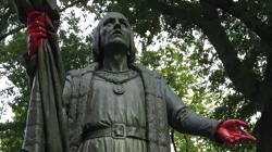 Estatua de Colón en Central Park, con las manos pintadas de rojo