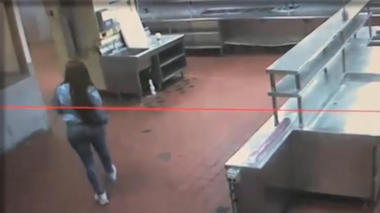 Captura del vídeo en el que se ve a la joven atravesar la cocina del hotel