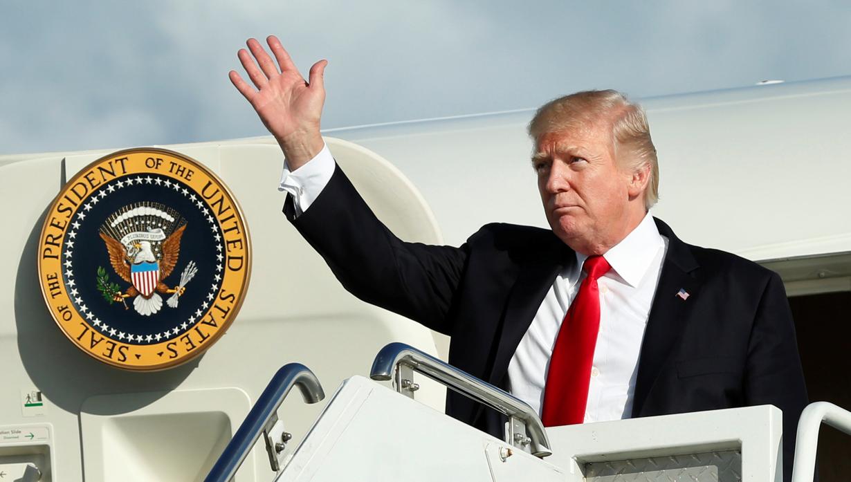 Donald Trump, a su llegada al aeropuerto municipal de Morristown, para pasar el fin de semana