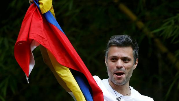 Leopoldo López rompe su obligado silencio para desmentir a Maduro