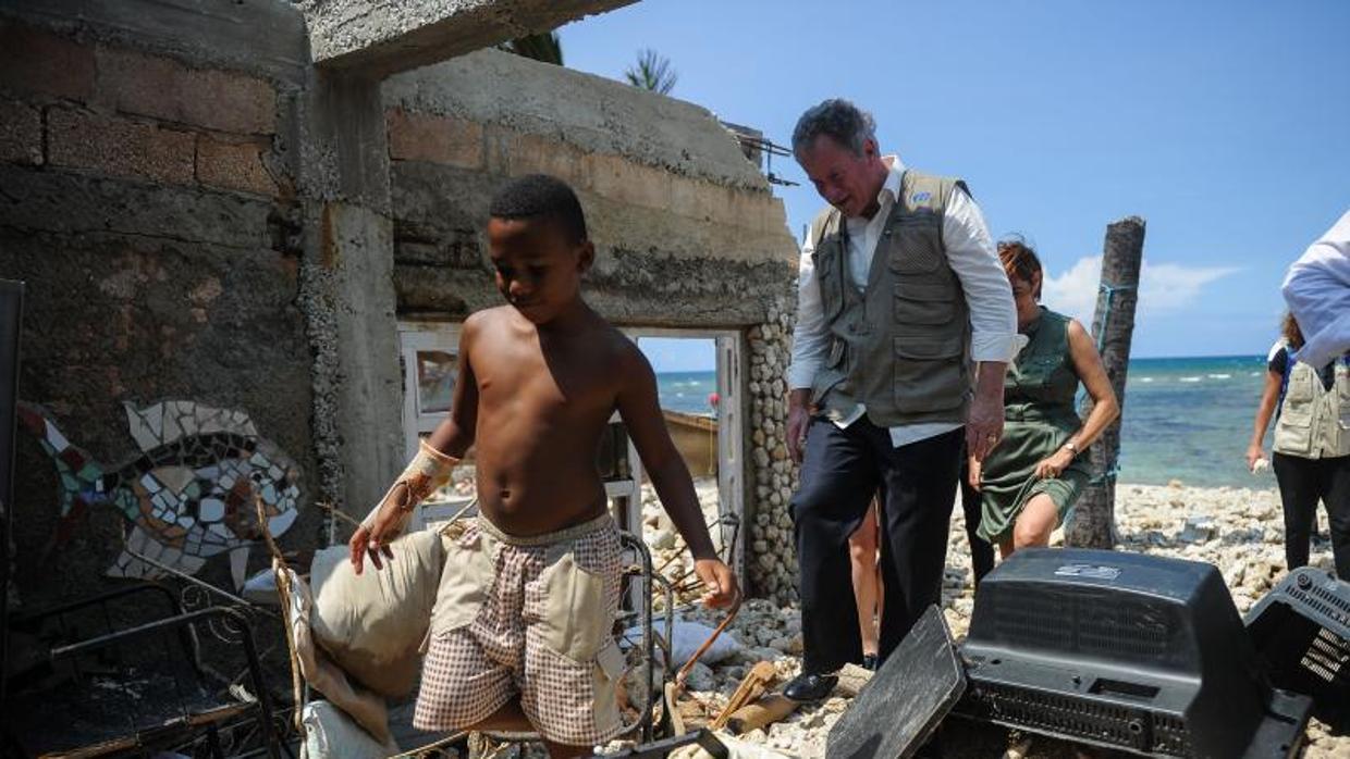 El director ejecutivo del Programa Mundial de Alimentos de la ONU, David M. Beasley, visita una vivienda arrasada por el huracán Irma en la localidad de Jaimanitas, junto a La Habana