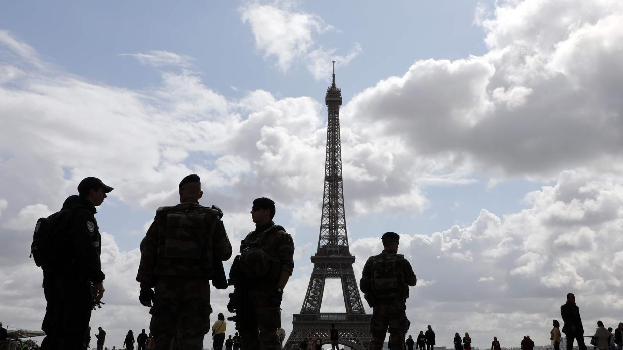 Un grupo de militares custodian la Torre Eiffel