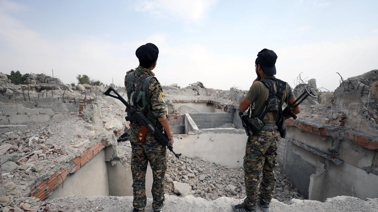 Miembros de las Fuerzas Democráticas Sirias avanzan entre las ruinas de Raqqa