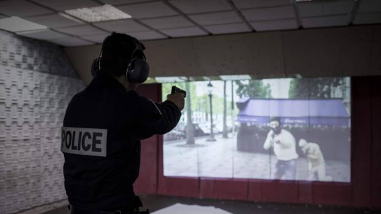 Un policía practica disparos en una galería de simulación de tiro