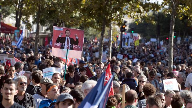 Decenas de miles de personas se manifiestan en Francia contra la reforma laboral de Macron