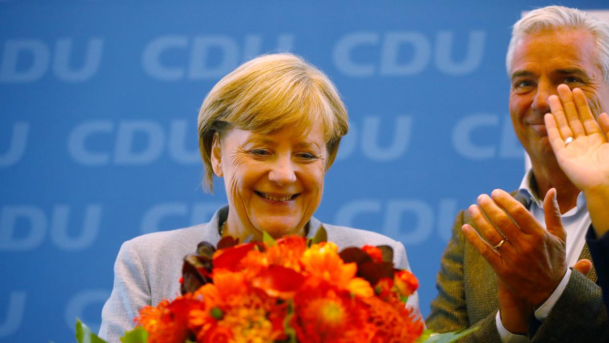 Angela Merkel celebra en las oficinas de su partido la victoria en las elecciones