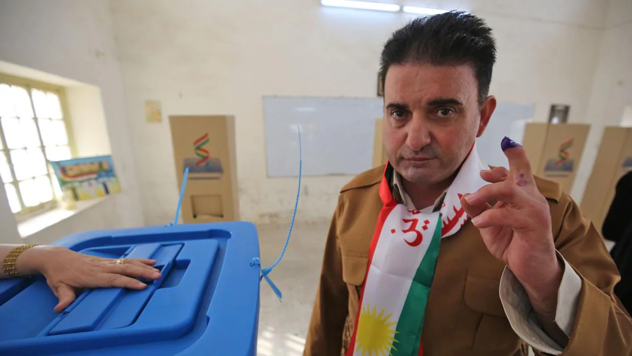 Un kurdo iraquí tras votar en el referendum de independencia