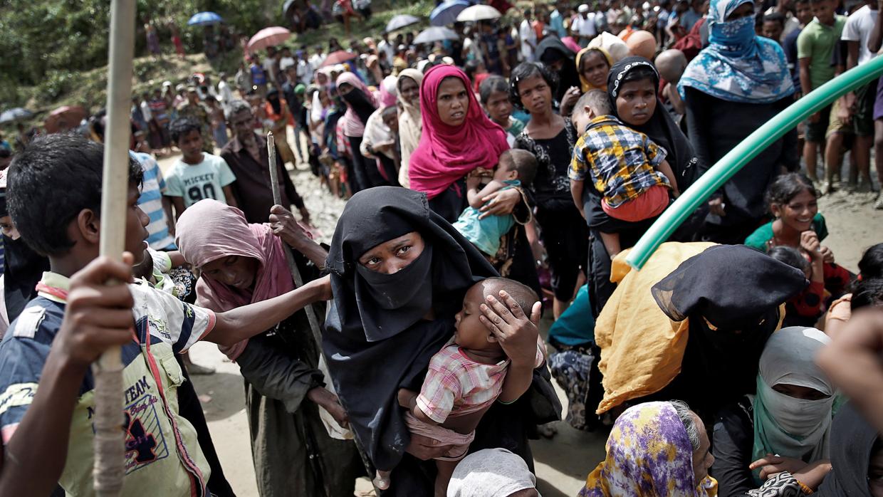 Un grupo de refugiados rohingyas a la entrada del campamento de refugiados de Cox Bazar, en Bangladesh