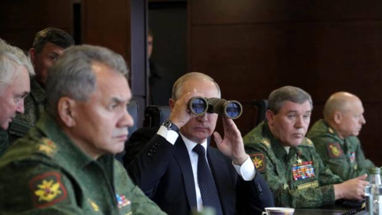 El presidente ruso, Vladímir Putin , su ministro de Dedensa, de Defensa, Serguéi Shoigú , y el jefe del Estado Mayor del Ejército ruso, Valeri Guerásimo , supervisan unas maniobras militares