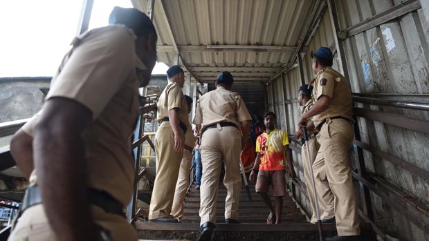 Al menos 22 muertos en una estampida en una estación de tren en Bombay