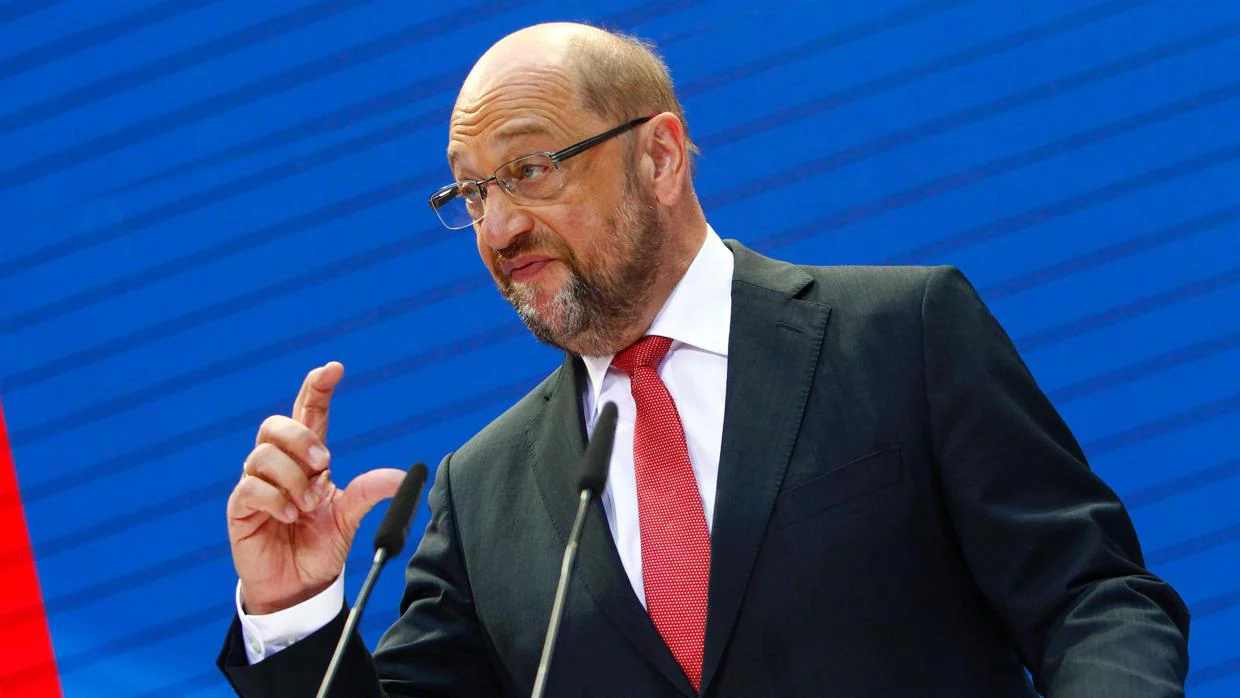 Operarios retiran una valla electoral del candidato socialdemocráta en las elecciones alemanas, Martin Schulz